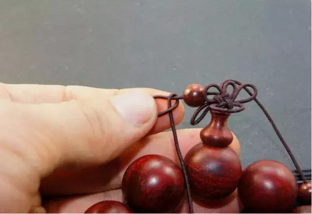 单绳隔珠打结视频教程,手串伸缩加珠绳打结法