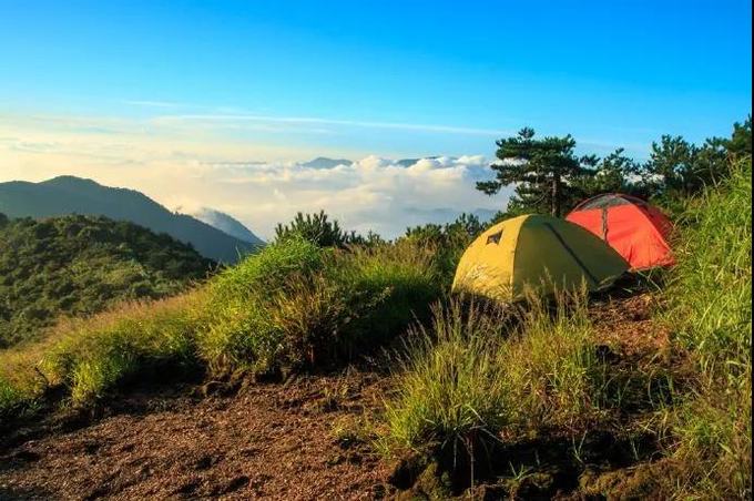 天凉好个秋出游,周末露营看日出云海