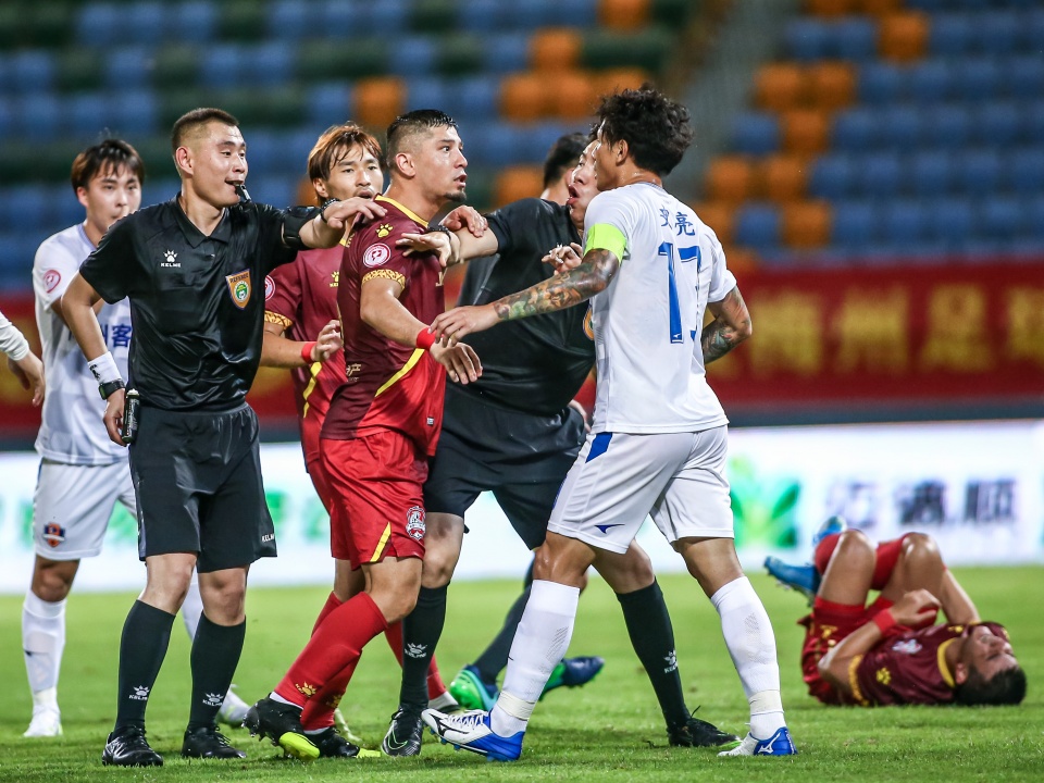 锁喉反制裁判,中甲联赛锁喉裁判员