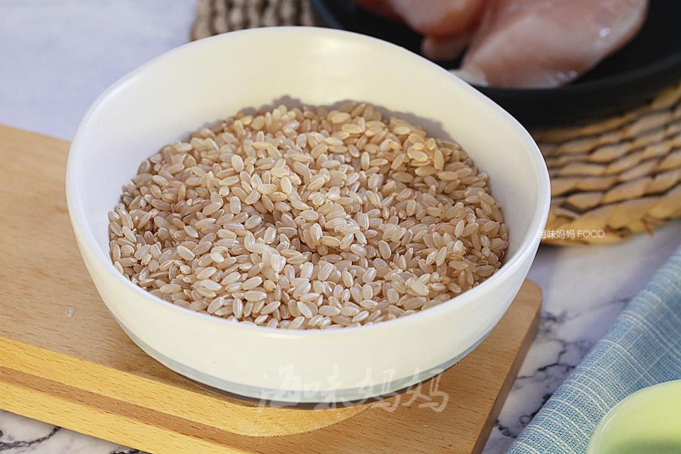 小姨做饭原视频,小姨做竹筒米饭