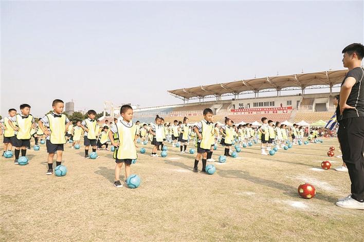 足球怎么踢小学生,足球应该怎么踢幼儿园
