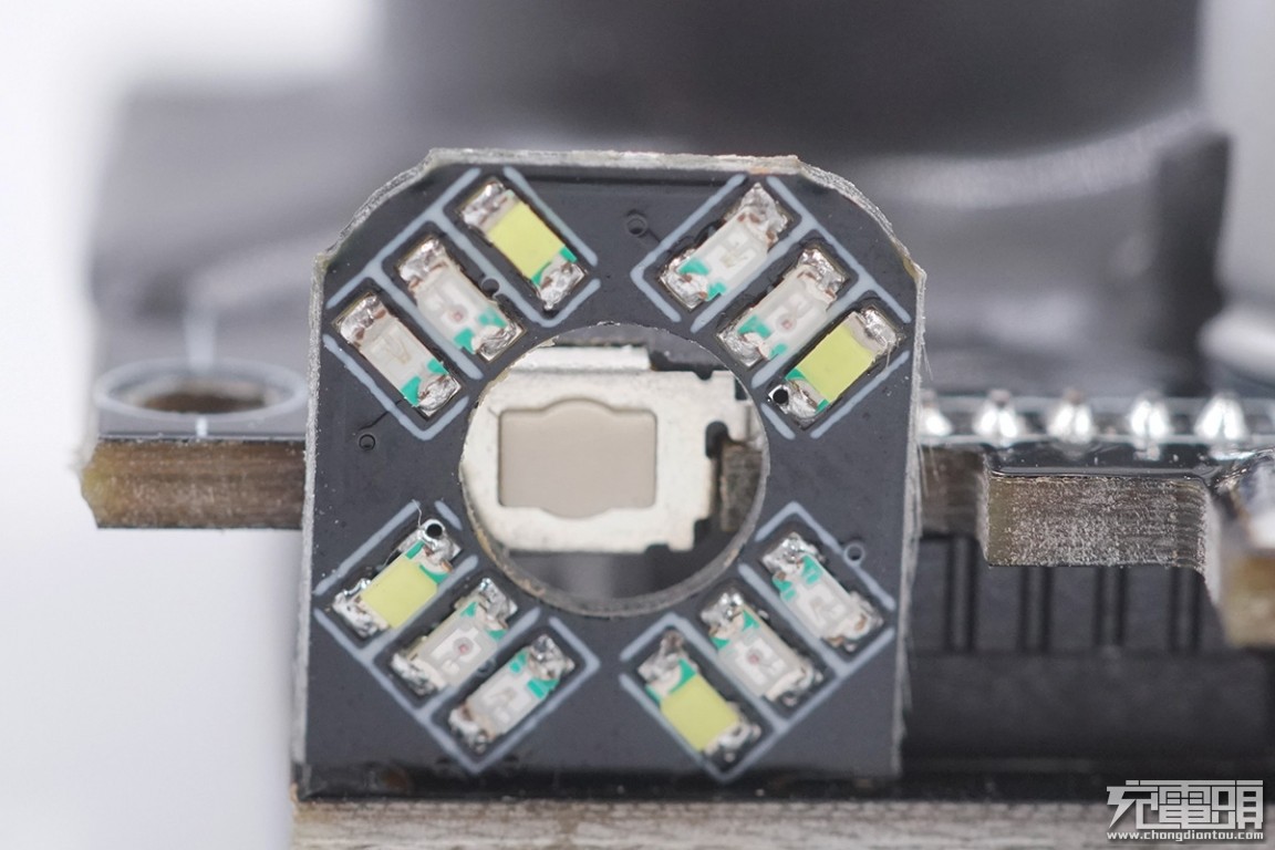 巨能移动电源拆解,绿巨能移动电源评测