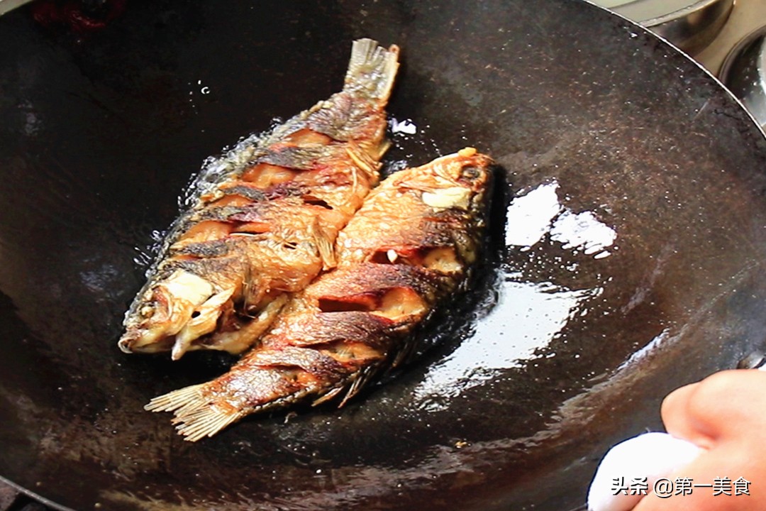 煎鱼一定不要直接下油锅,煎鱼不粘锅不破皮小技巧