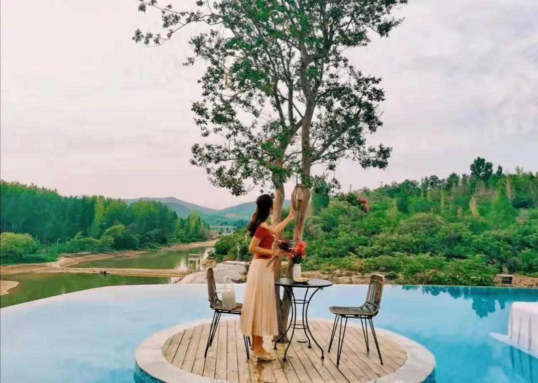 神仙眷侣辞掉高薪工作，爆改废弃山谷，造无边恒温泡池，全景树屋