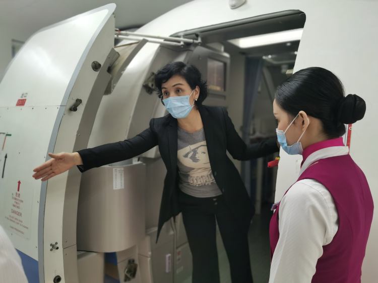 空乘一个人的真实生活,空乘生活到底是什么样子