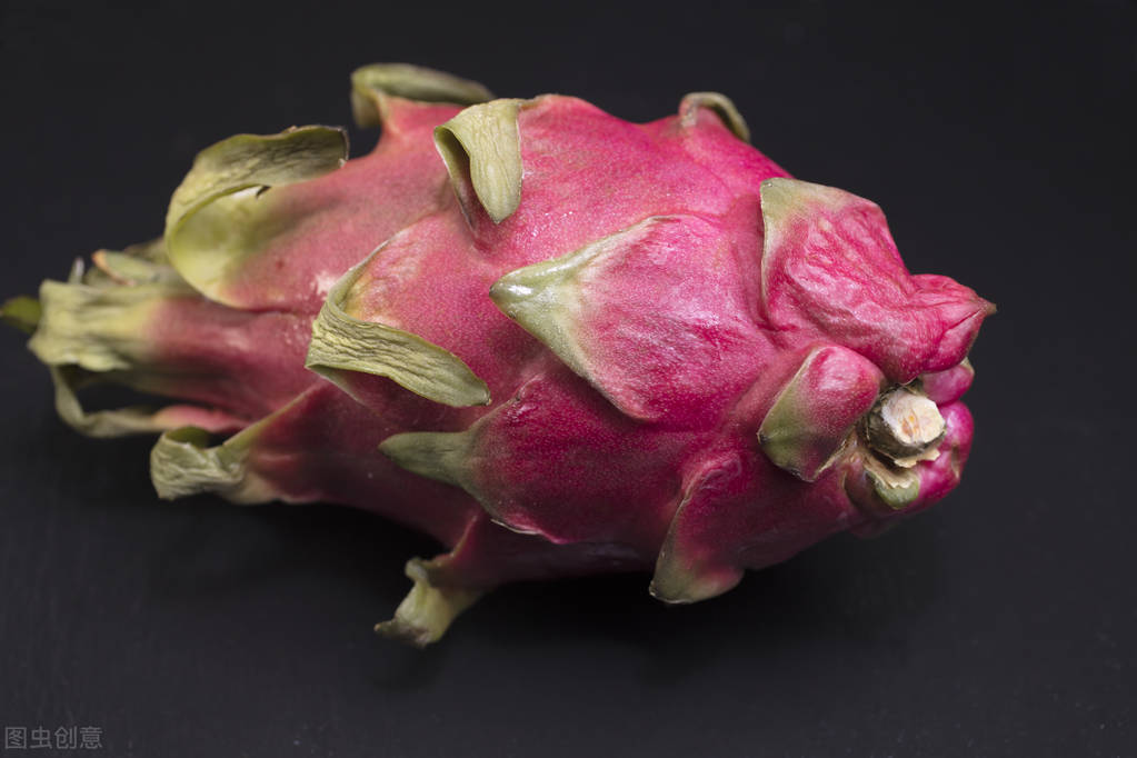 切开的火龙果发芽了还能吃吗,火龙果放几天里面发芽了能吃吗