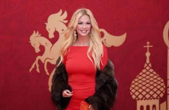 世界杯中35岁少妇为之一亮，竟然称赞是俄罗斯第一足球宝贝