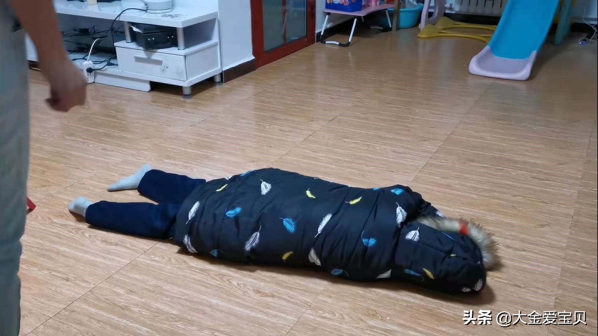 孩子不听话躺在地上哭怎么办,如何纠正孩子躺地上哭闹的习惯