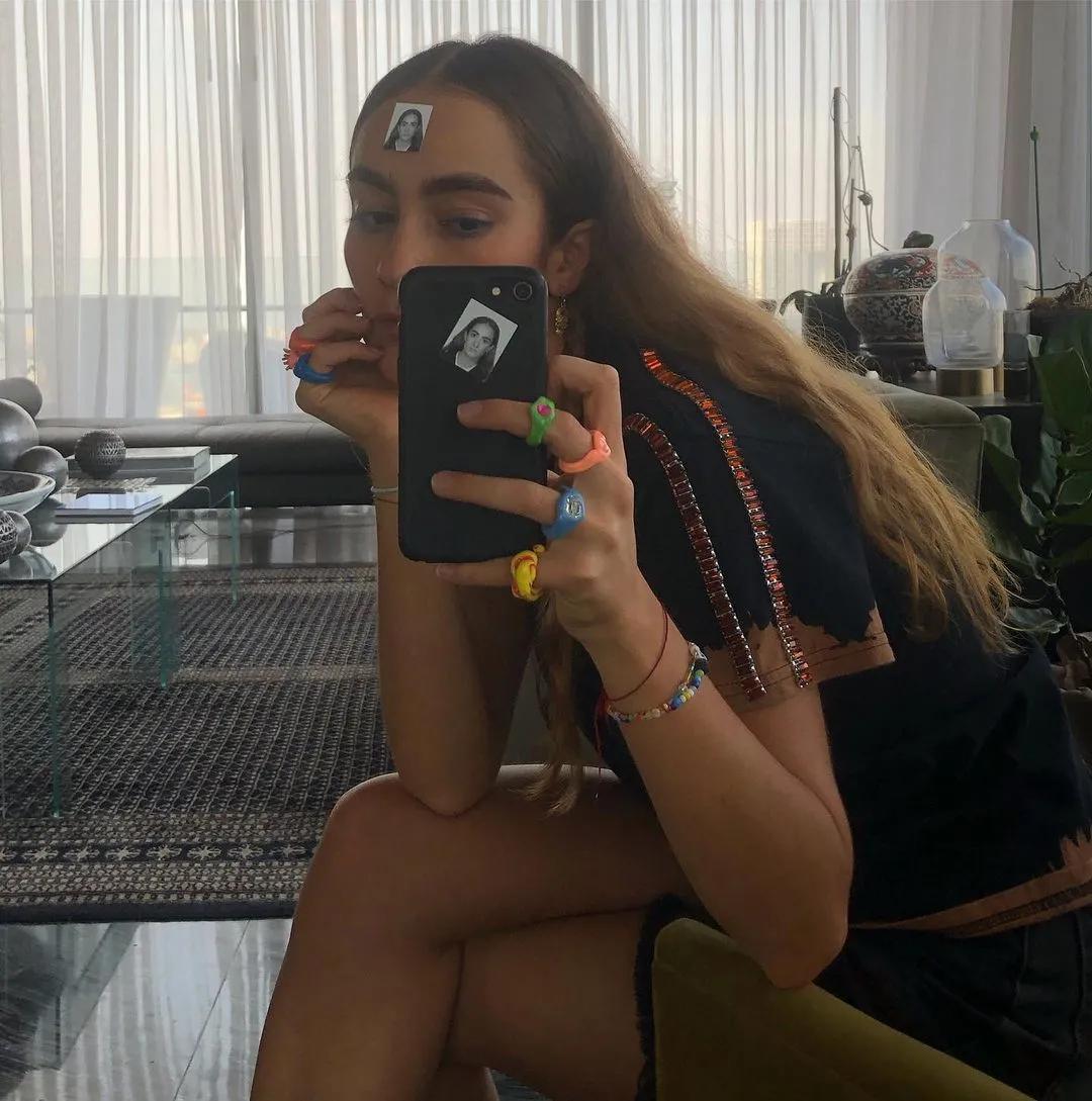 今年夏天，时尚圈流行戴假货