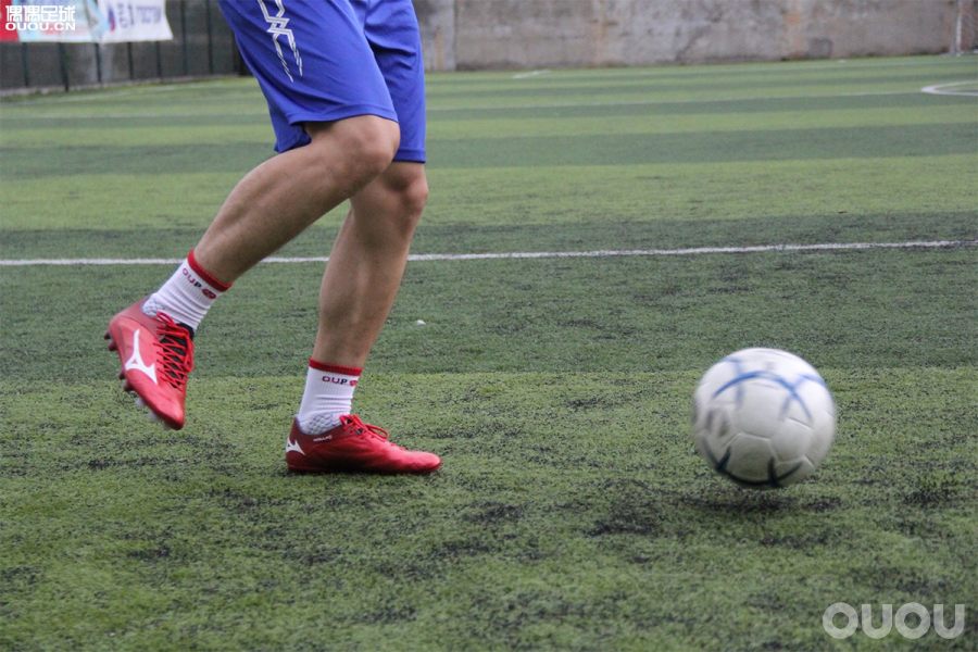 日产足球鞋测评,足球鞋实战测评nike暗煞