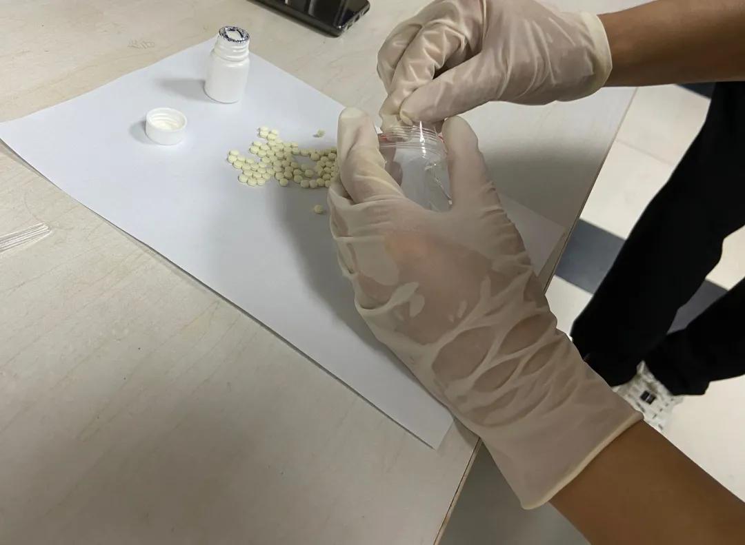 鏆楄绮剧鑽搧榛戝競,鏆楄绮剧鑽搧