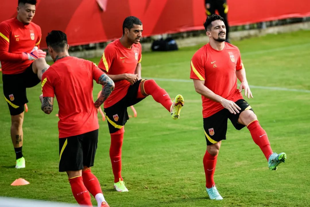 李铁为何不让阿兰和洛国富首发,国足对阿曼洛国富