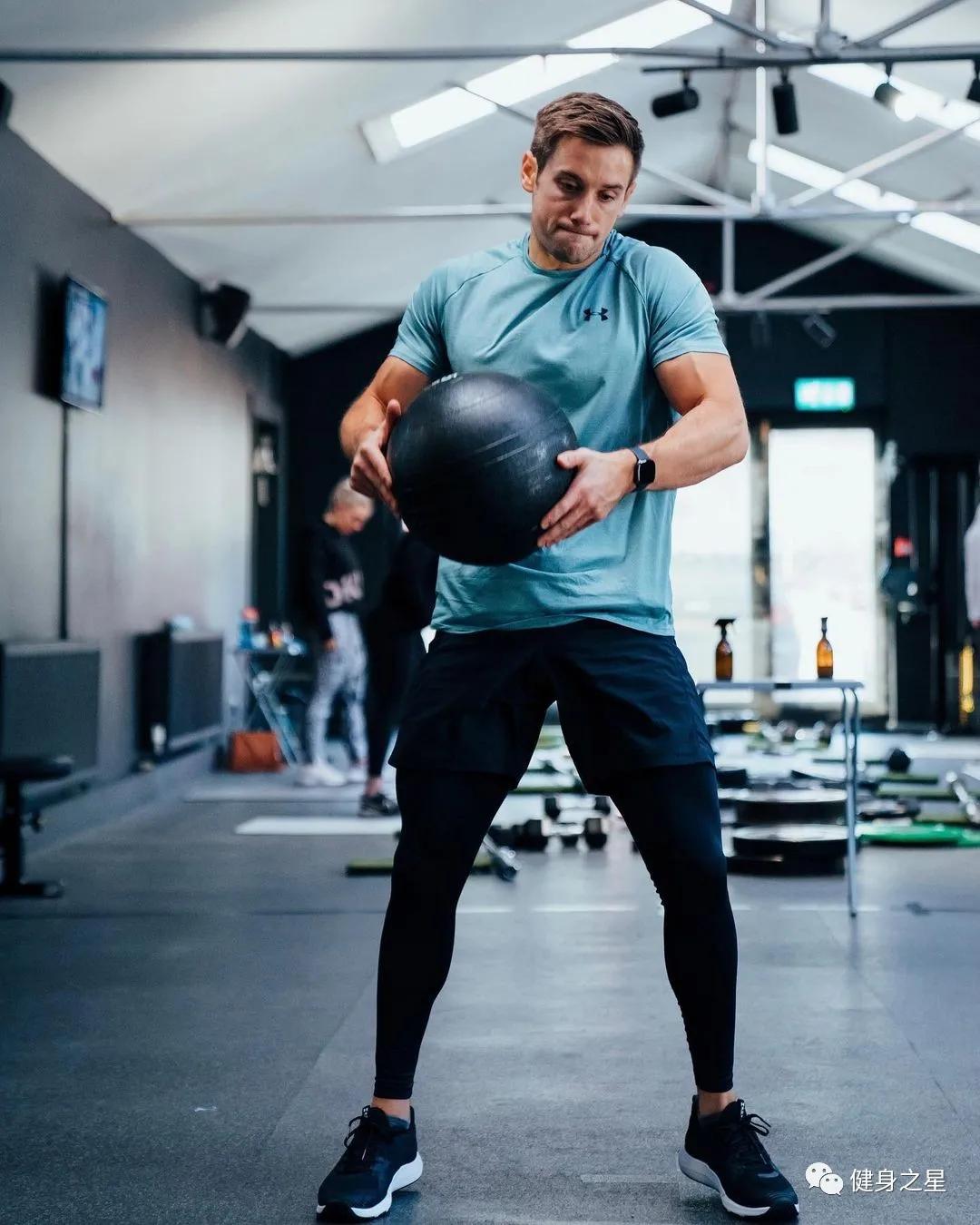 神似top的腹肌男,酷似海王的男模