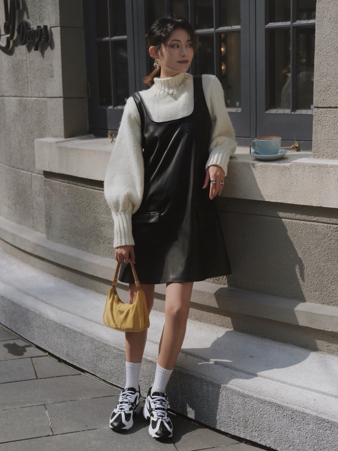 裙子运动鞋搭配秋冬款,运动鞋搭配裙装这种造型更加时髦