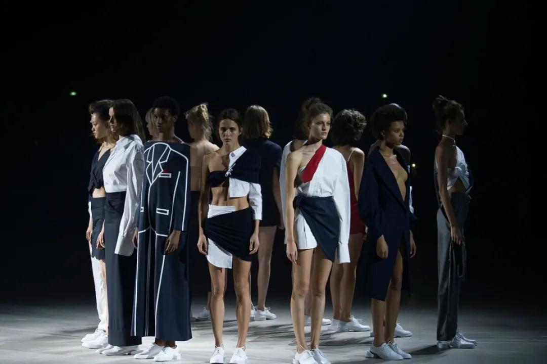 因为太穷，”乡下小伙”做的衣服口袋都没有，一言不合就关店种地