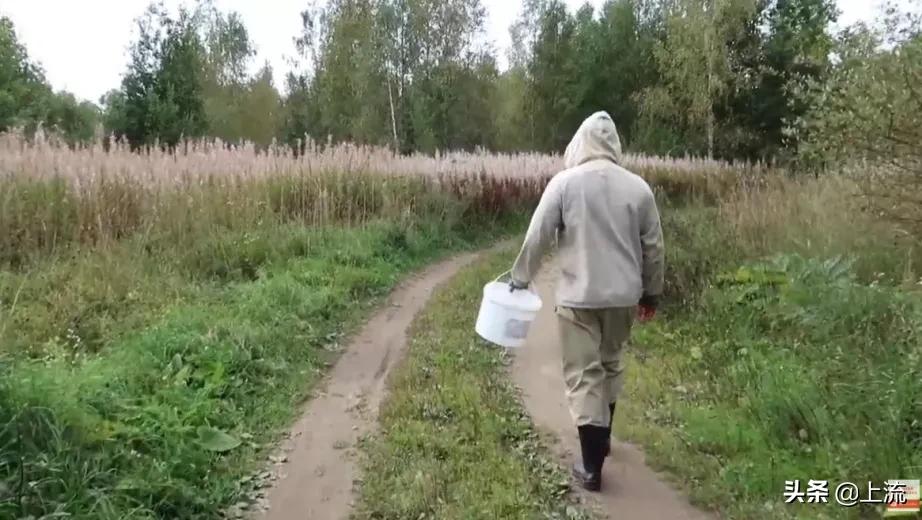 为啥俄罗斯大汉总是背着老婆钻树林？