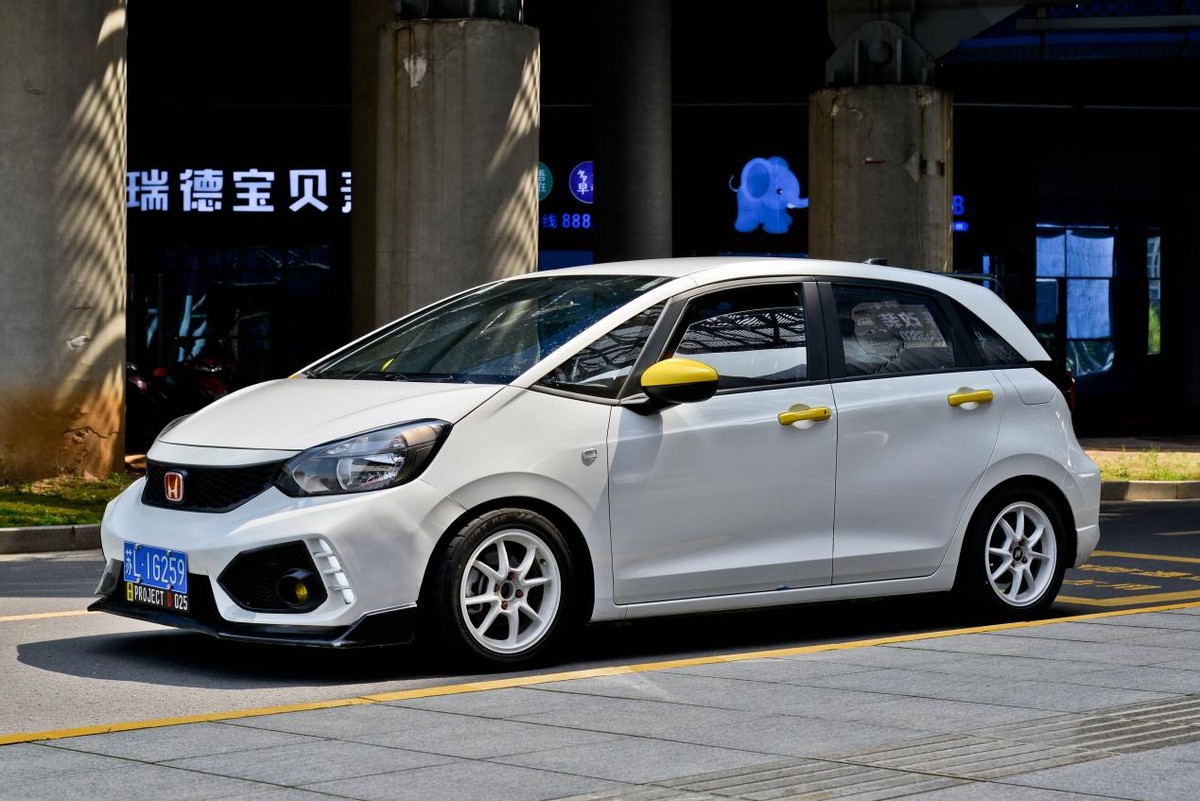 新版飞度空间,说一下04款飞度的空间