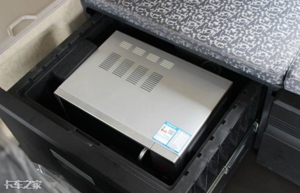 豪华重卡带厕所的生活舱,重卡房车驾驶舱跟生活舱一体