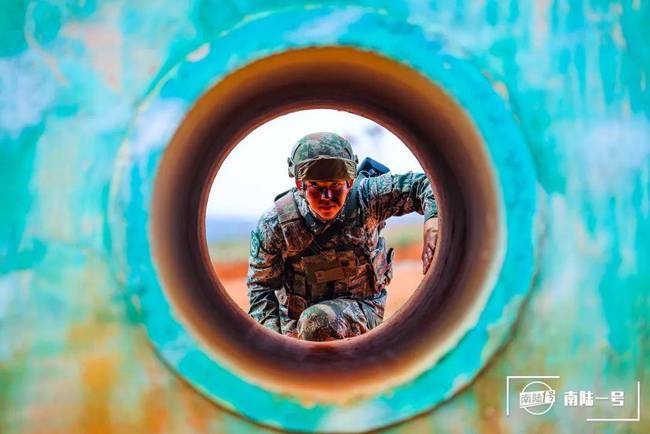 解放军新型单兵战场识别系统,新式星空迷彩单兵装备