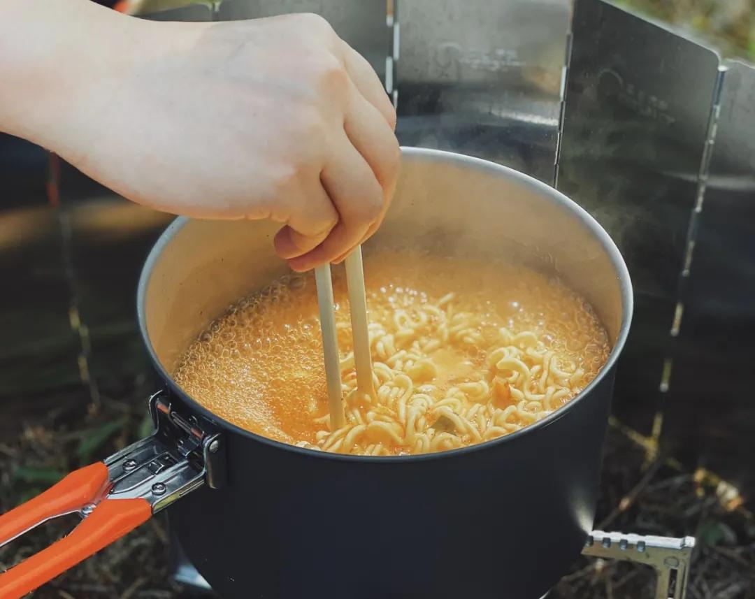 这届年轻人连咸菜都吃不起了吗,这届年轻人穷可咋办