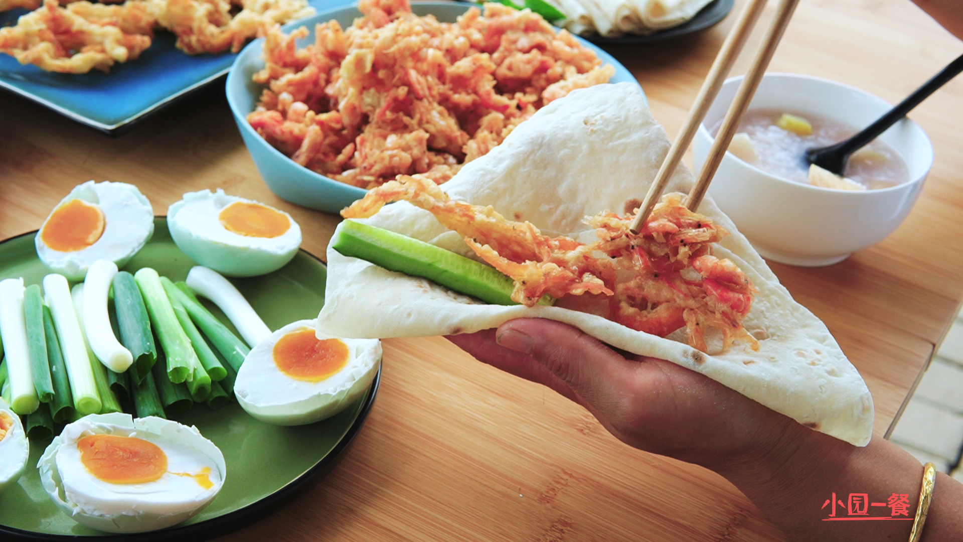 淅川县特色美食炸河虾银鱼,油炸小鱼虾怎么做好吃