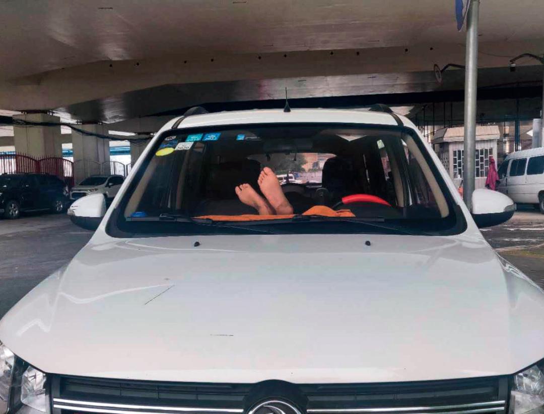 专栏「白纸黑字」｜王占黑：送你一对大脚丫