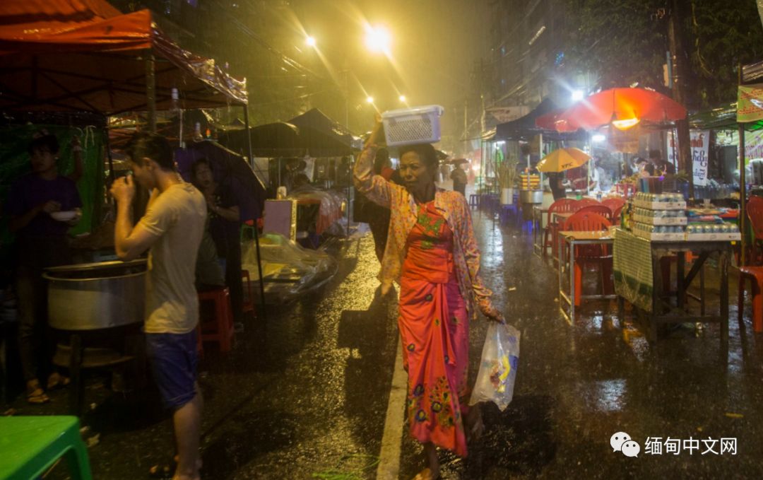 仰光雷雨，积水没过大腿，不少车子在水中“游”