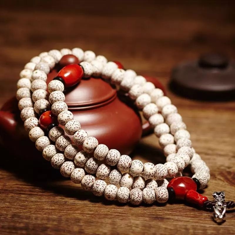 手串忌讳戴几颗珠子,手串的佩戴方法和讲究