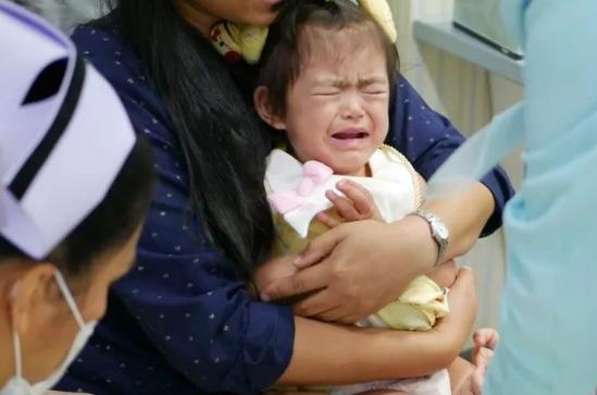 宝宝从床上摔下来正确对待的方式,宝宝从床上掉下来后会影响成长吗