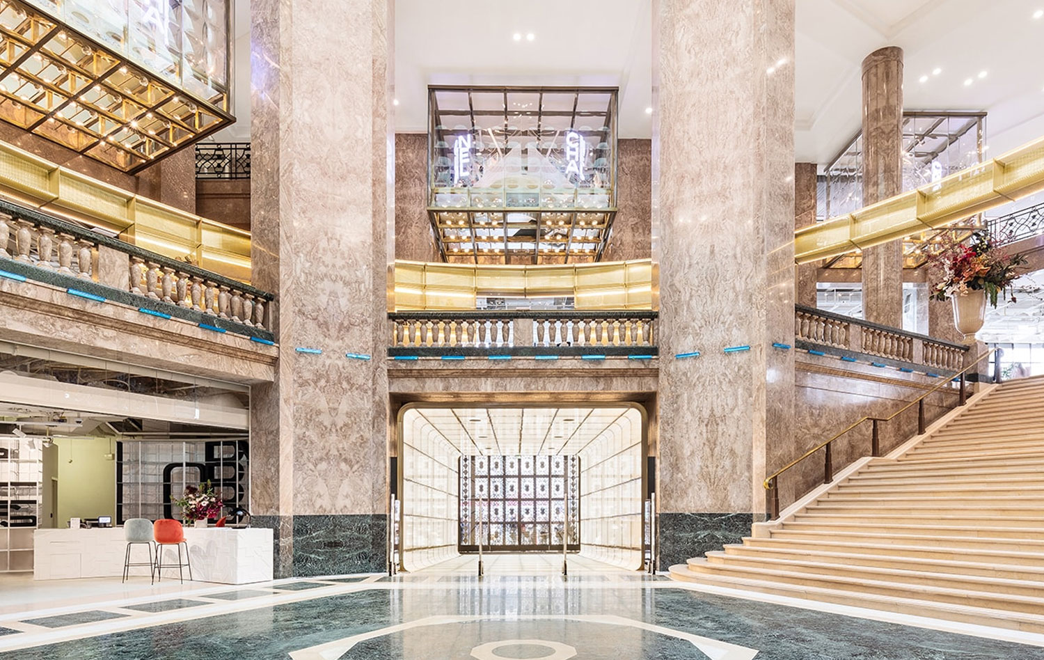 现在的时尚品牌，除了卖衣服，还卖哑铃、球拍、游戏机、保温杯