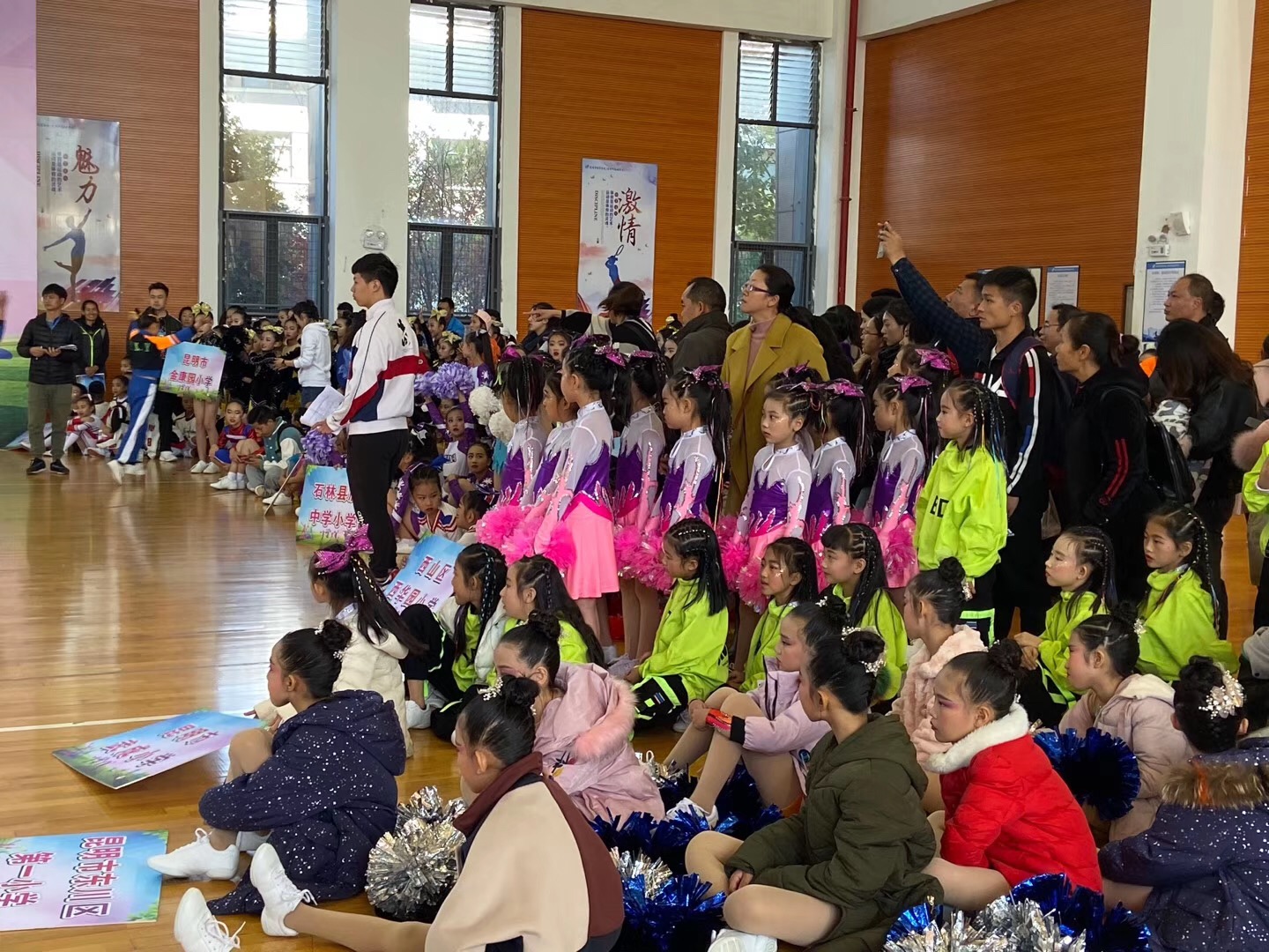 89支小学队伍角逐昆明市校园足球啦啦*比操**赛