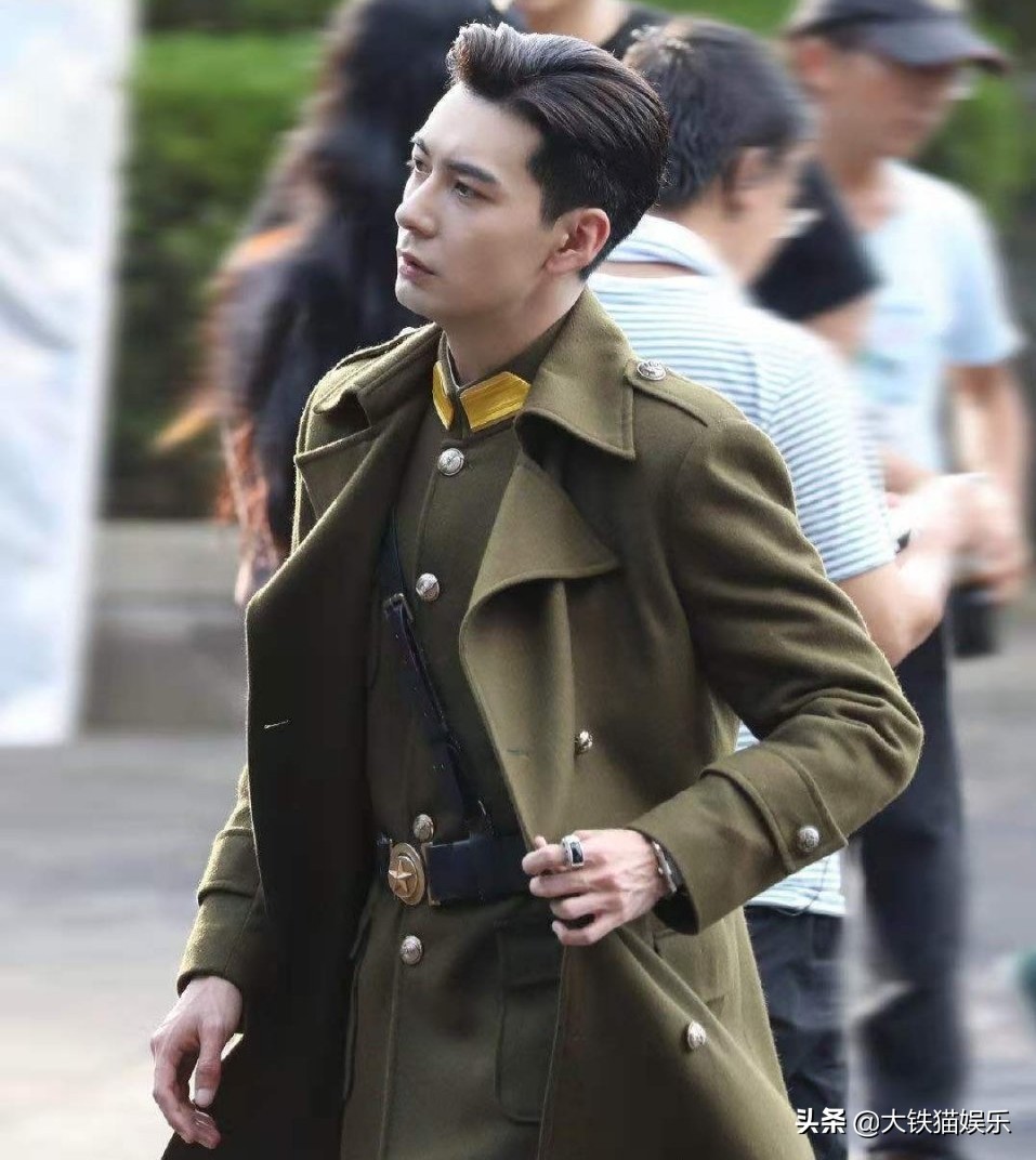 民国军装男神霸气出场,成毅帅气军装