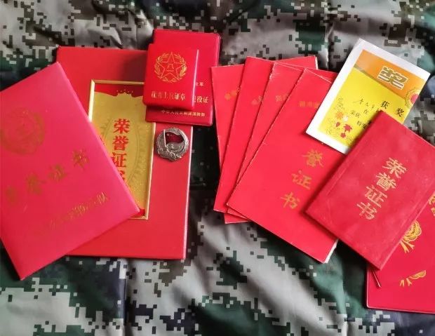 2万铁粉的海上直播间：出海、赌网、买海货，“一网邮费花两百”