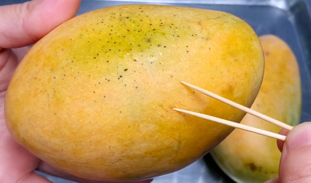 芒果的正确打开方式不用脏手,芒果可以怎样剥皮不用刀不用牙签