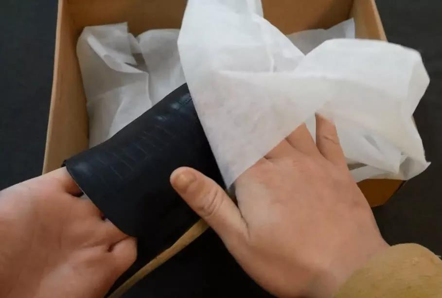 鞋盒千万别扔原来还有这个用处,鞋盒里的白布有什么用途