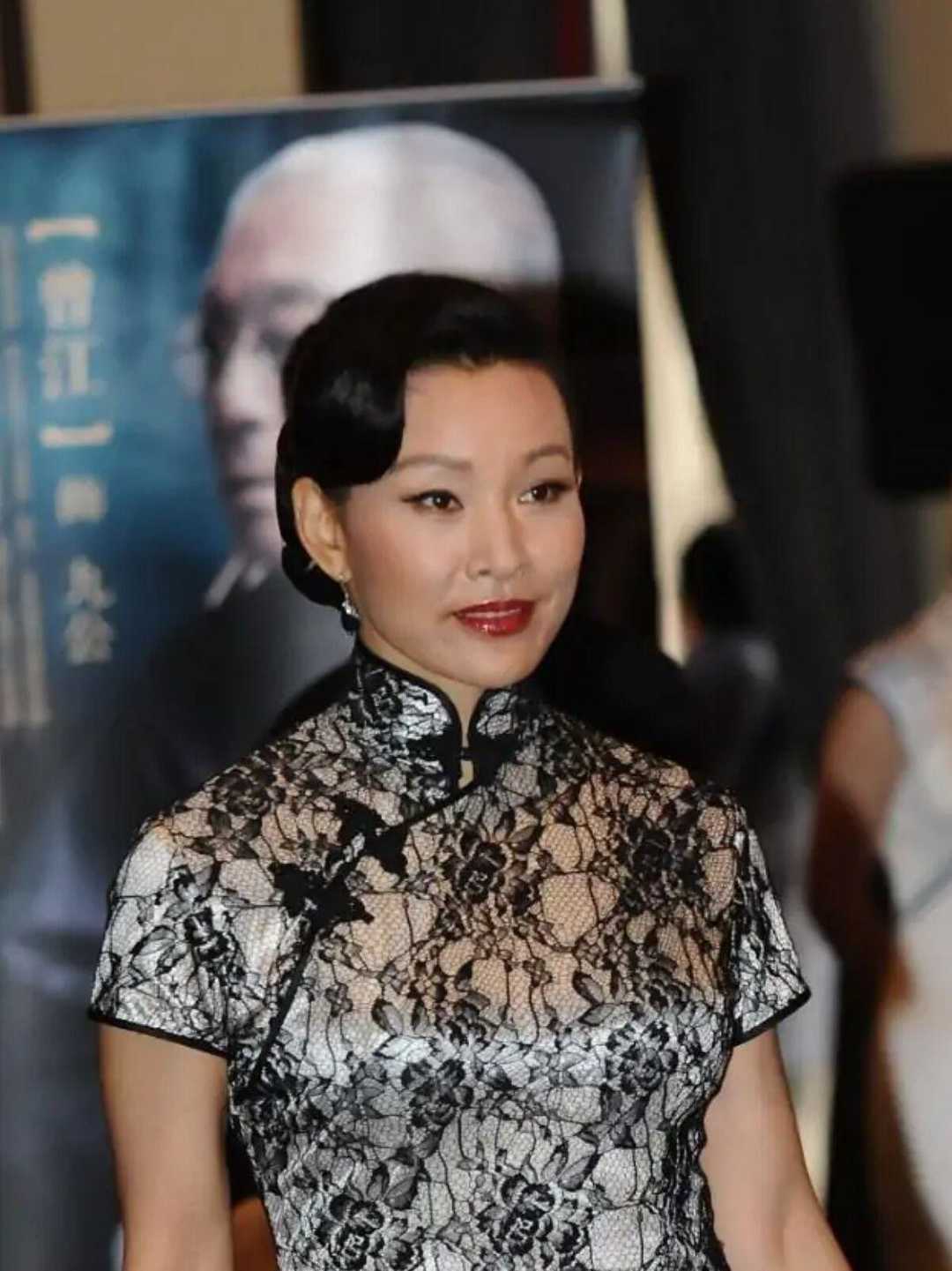 陈冲哪有岁月痕迹,59岁陈冲穿搭