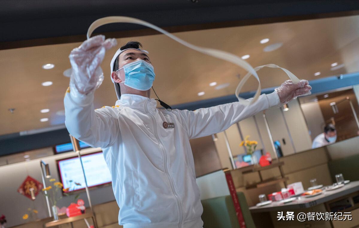 在海底捞当服务员好做吗,刚入职海底捞服务员待遇