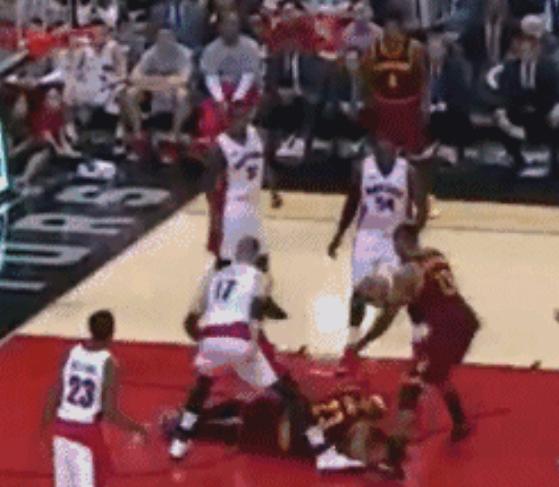 詹姆斯被恶犯打进球,詹姆斯生涯十大恶犯集锦