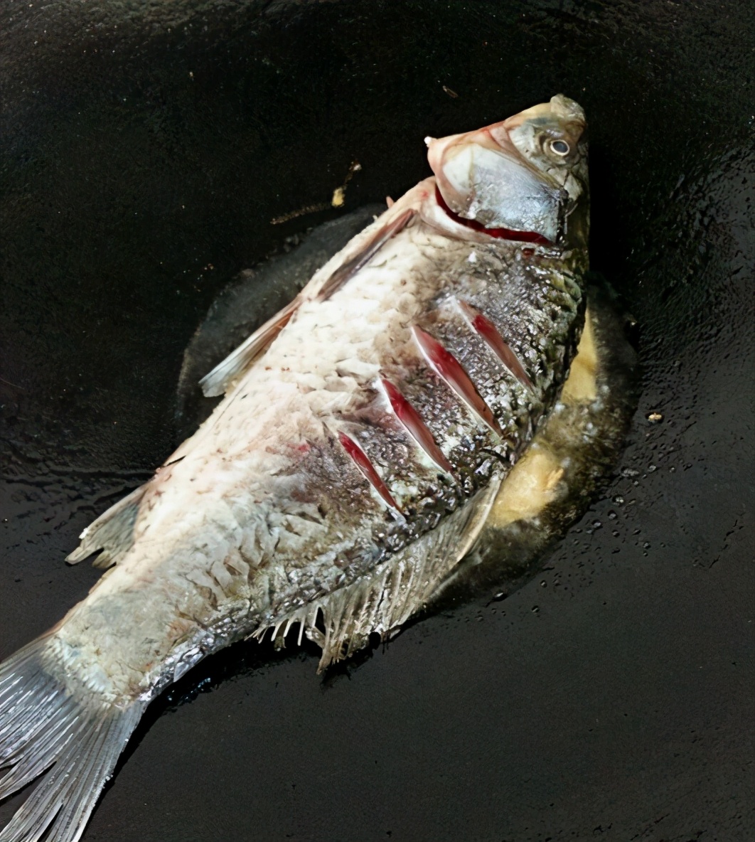 白醋和料酒炖鱼时哪个能去腥,炖鱼时只放料酒不放啤酒能去腥吗