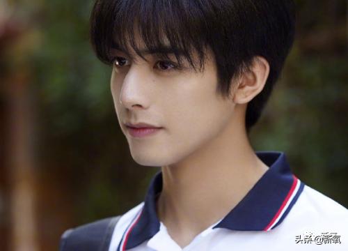 1米8大长腿，抿嘴笑爆红被吹顶级神颜，没想到竟然是照骗...