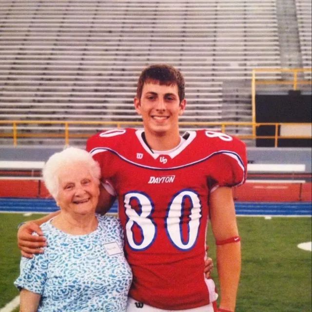 93岁奶奶恶搞27岁孙子,一夜爆红!1300万网友围观:奶奶太坑了