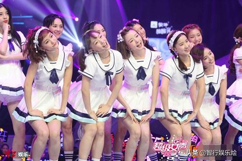 李宇春穿高开叉鱼尾裙 (李宇春穿鱼尾红裙大秀曲线)