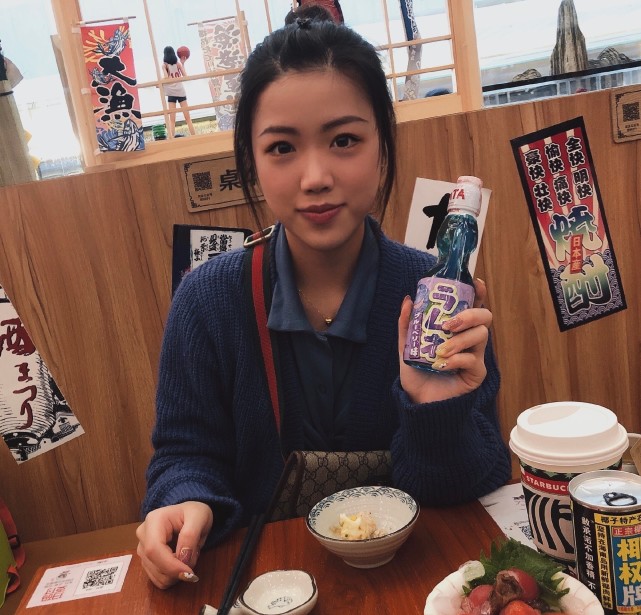 运动员杨倩和白敬亭,白敬亭追星成功晒杨倩亲笔签名照