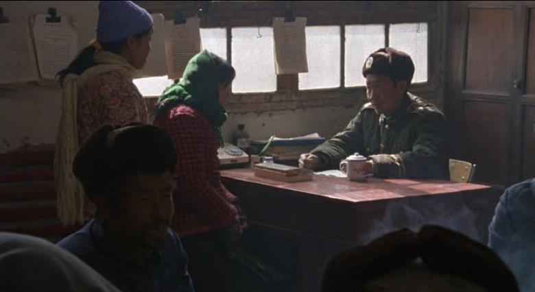 自毁形象，拿洗衣粉洗头，这样的巩俐，才能将村姑演的土得掉渣