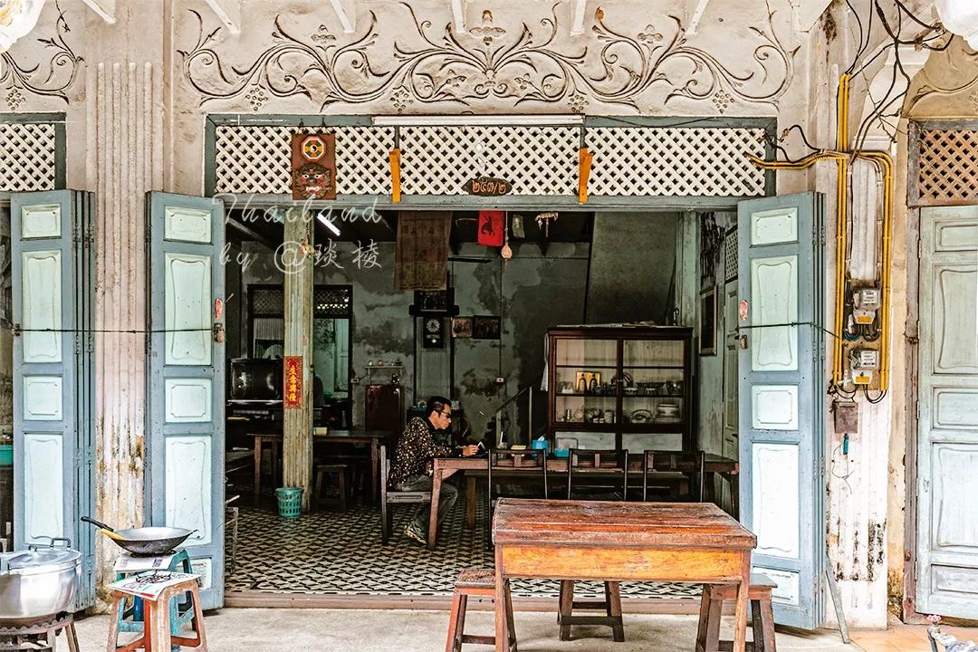 在泰国的“宝石之都”，珠宝街像菜市场，宝石摆地摊上出售