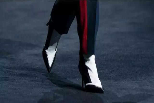 ep雅莹走秀2019,ep雅莹黑裙子