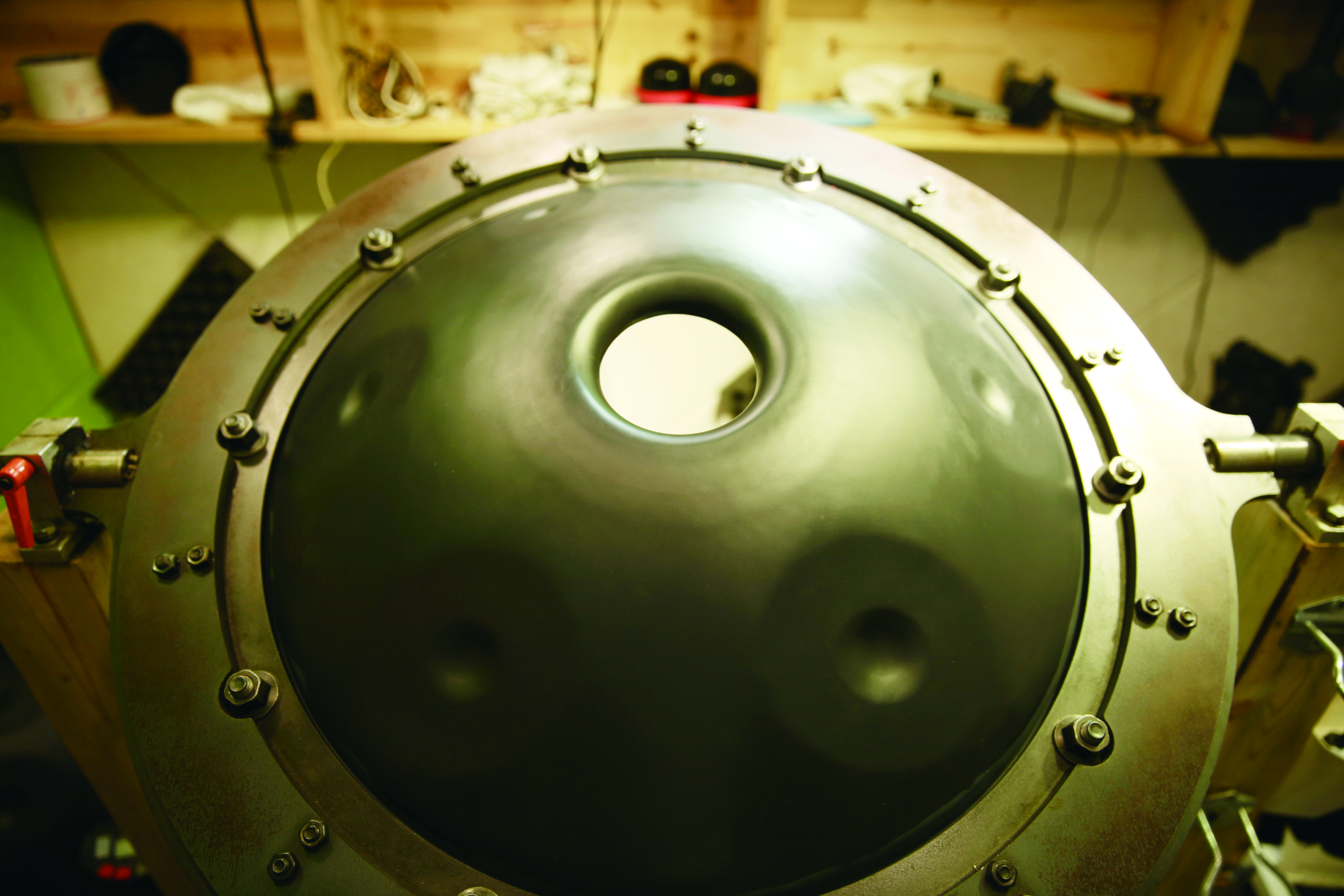 敲出空灵的乐器,像飞碟一样的敲打乐器