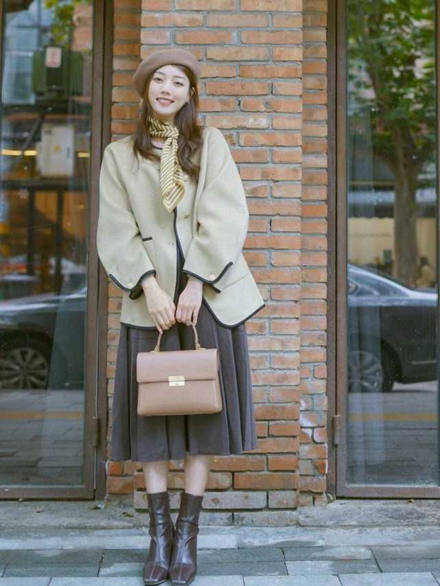 百褶裙穿起来,百褶裙上面穿个什么衣服