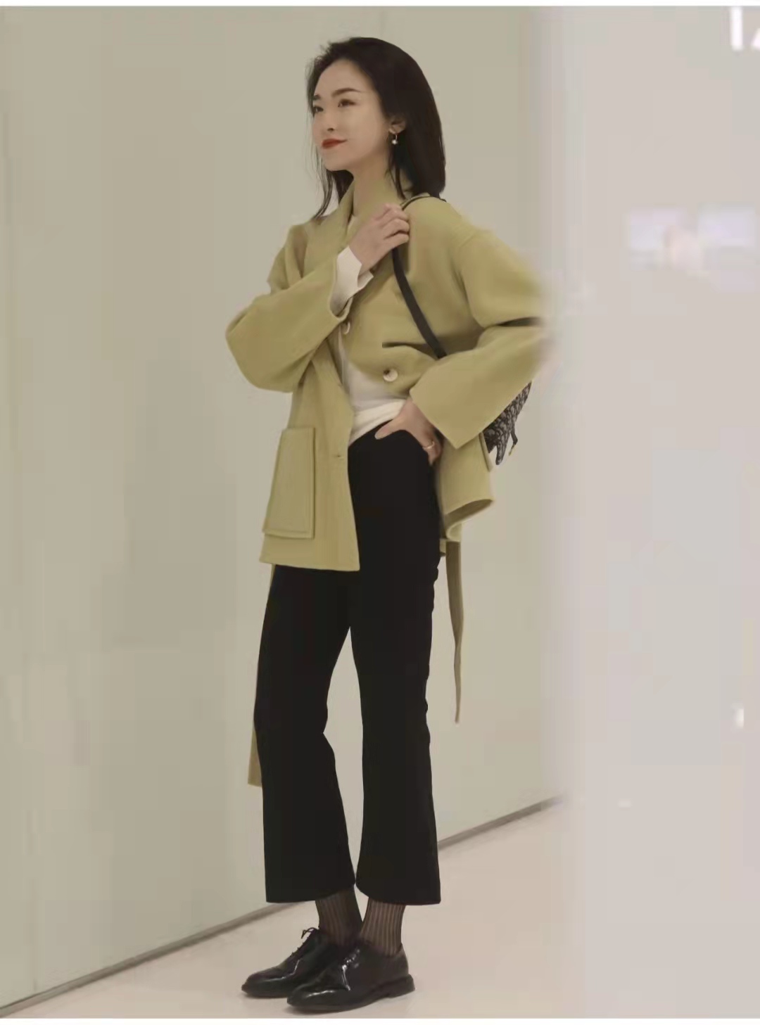 喇叭牛仔裤搭配卫衣好看吗,喇叭牛仔裤怎么搭配上衣和鞋