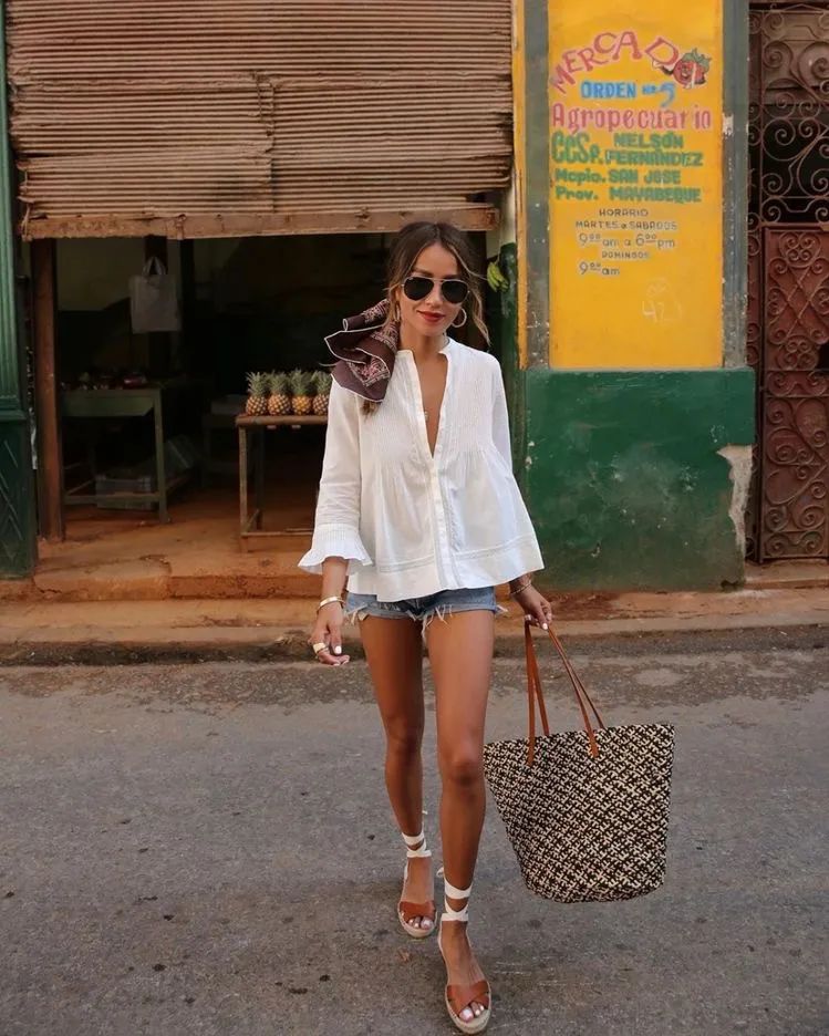 夏天薄款牛仔短裤,怎样选择牛仔短裤显瘦